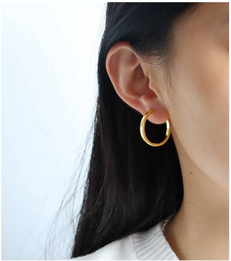 Simple Hoop Earring in Gold