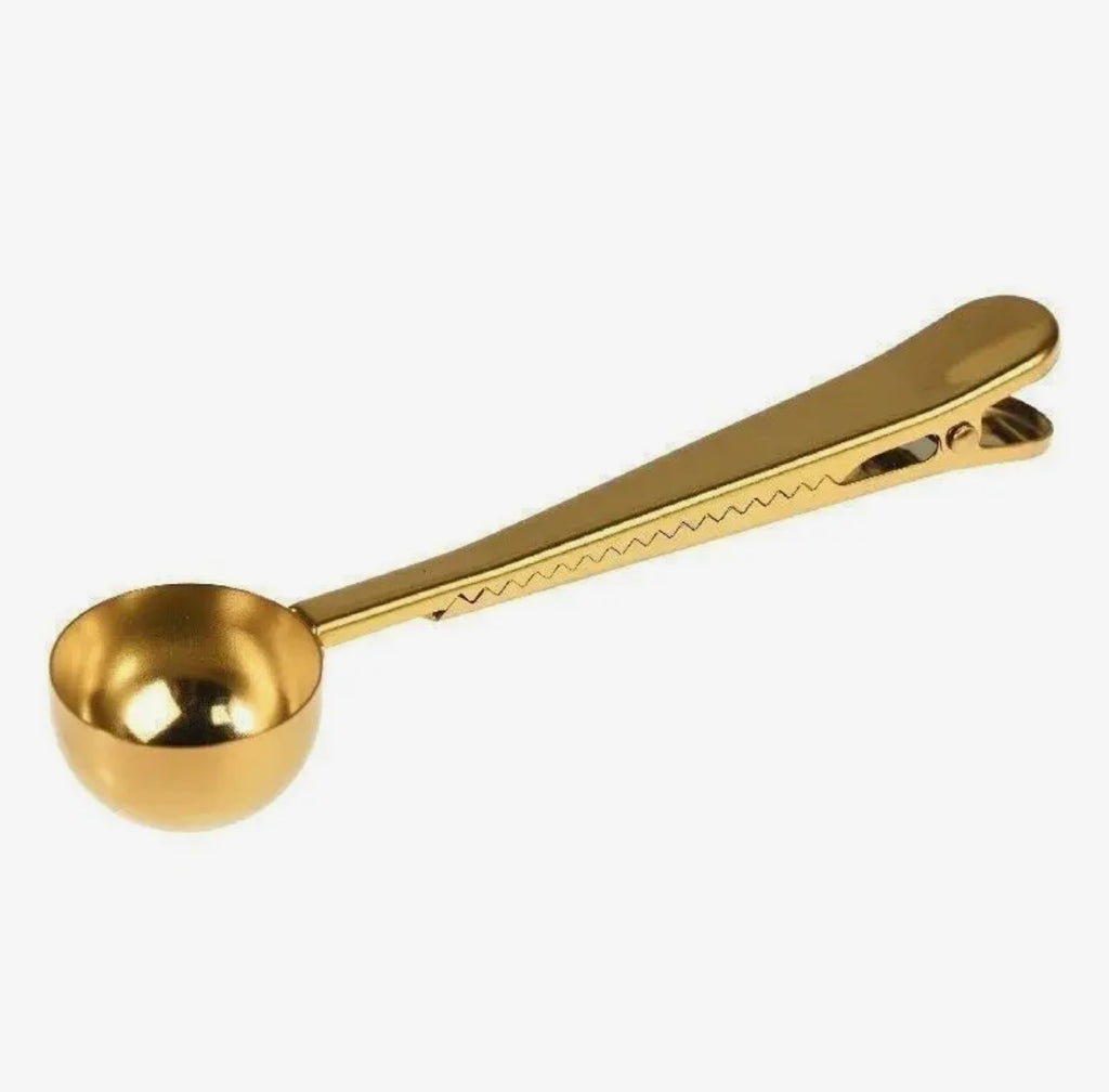Coffee scoop with clip