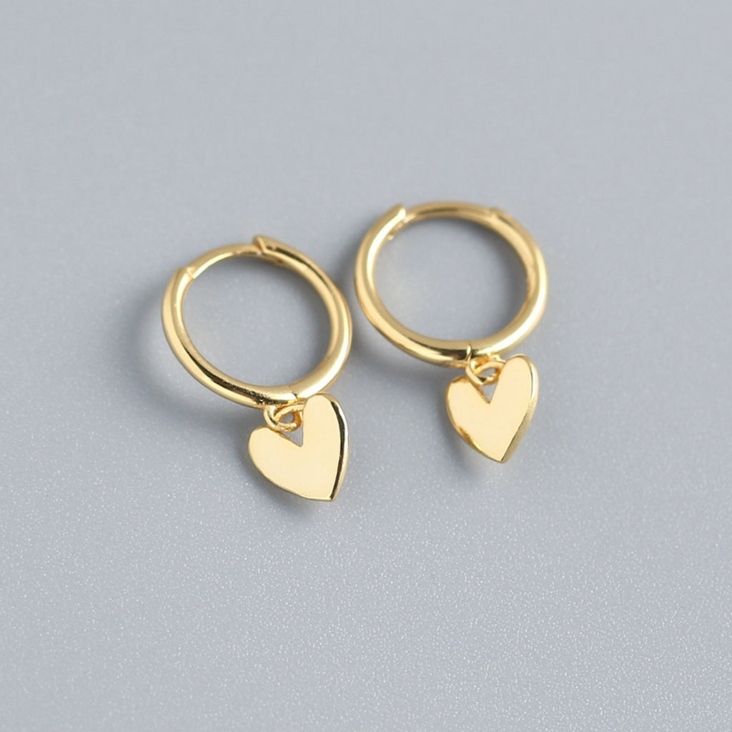Heart Charm Huggie earring (gold)