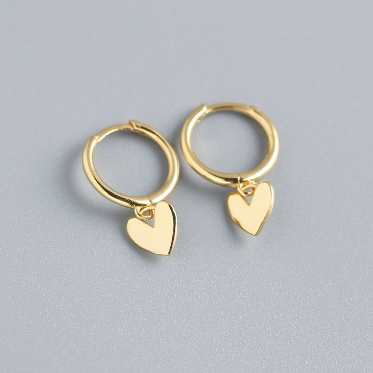 Heart Charm Huggie earring (gold)