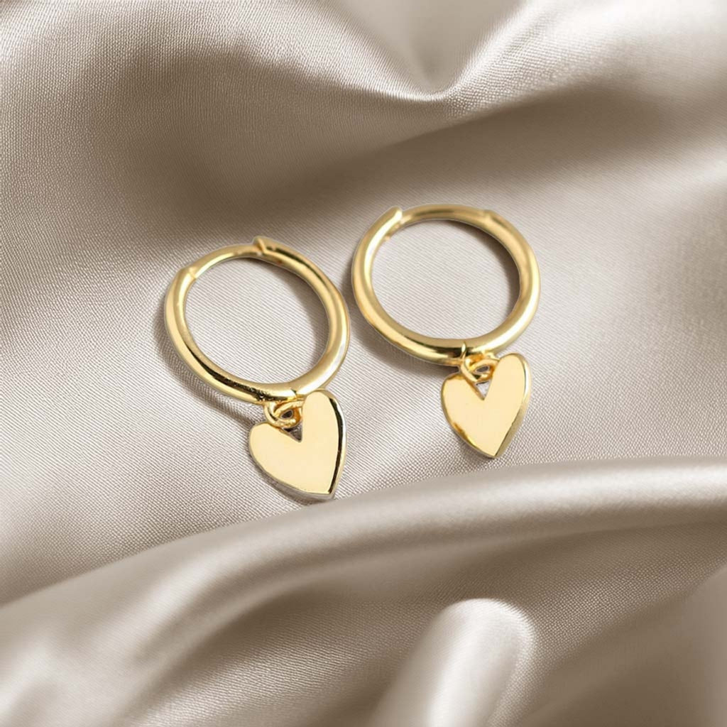 Heart Charm Huggie earring (gold)
