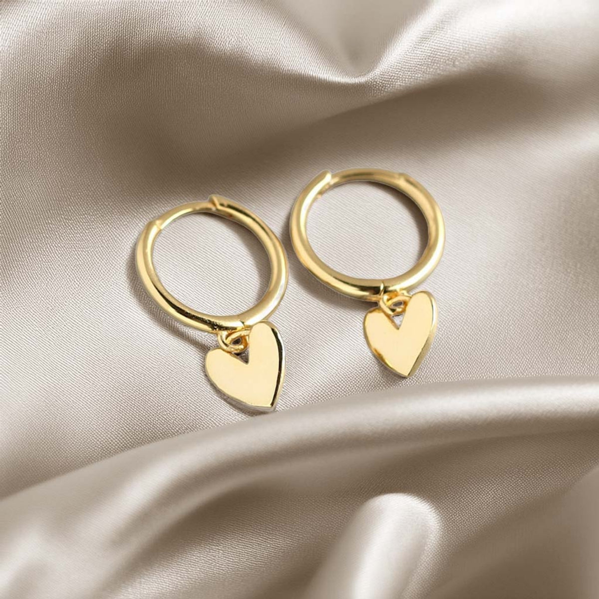 Heart Charm Huggie earring (gold)