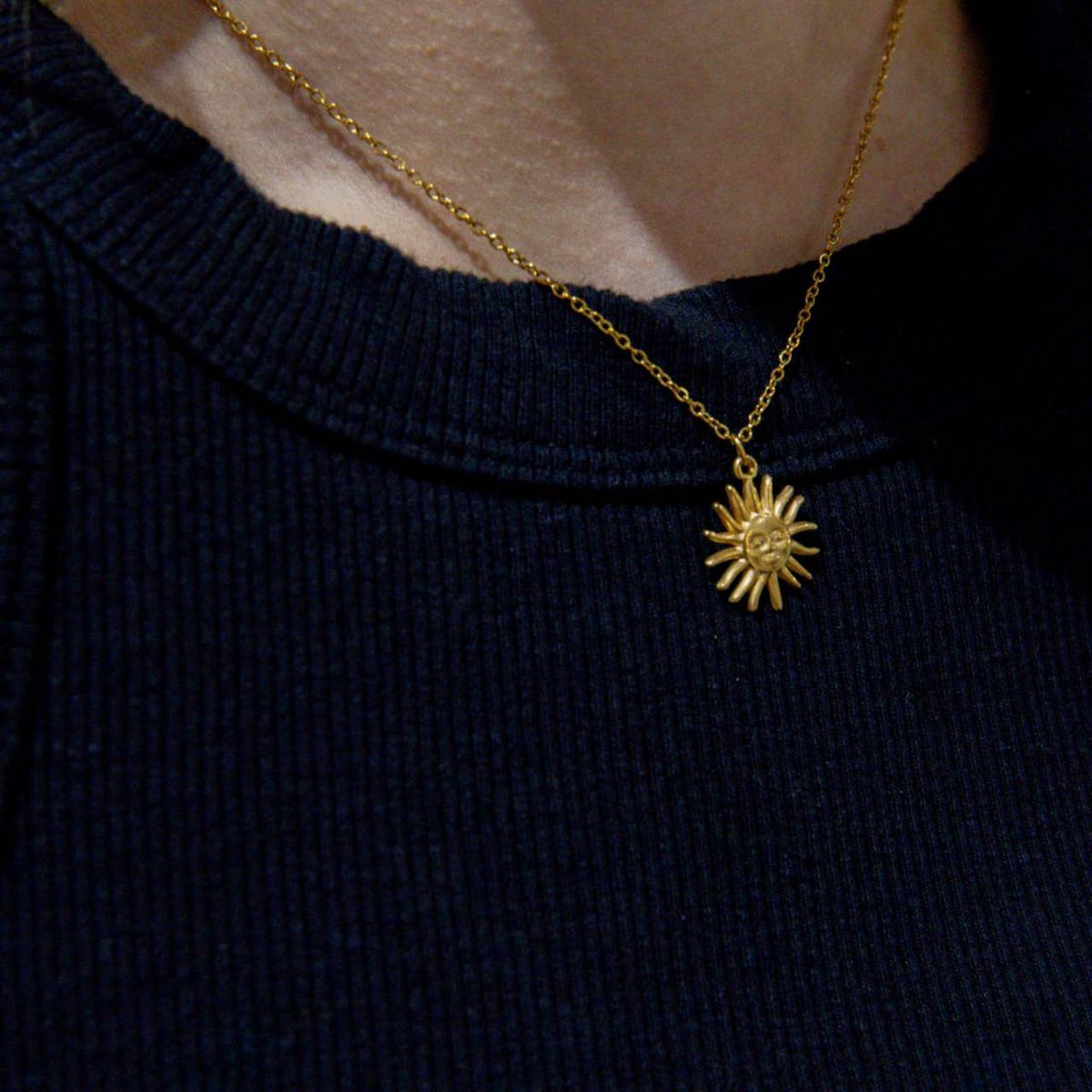 Sun drop pendant necklace (gold)
