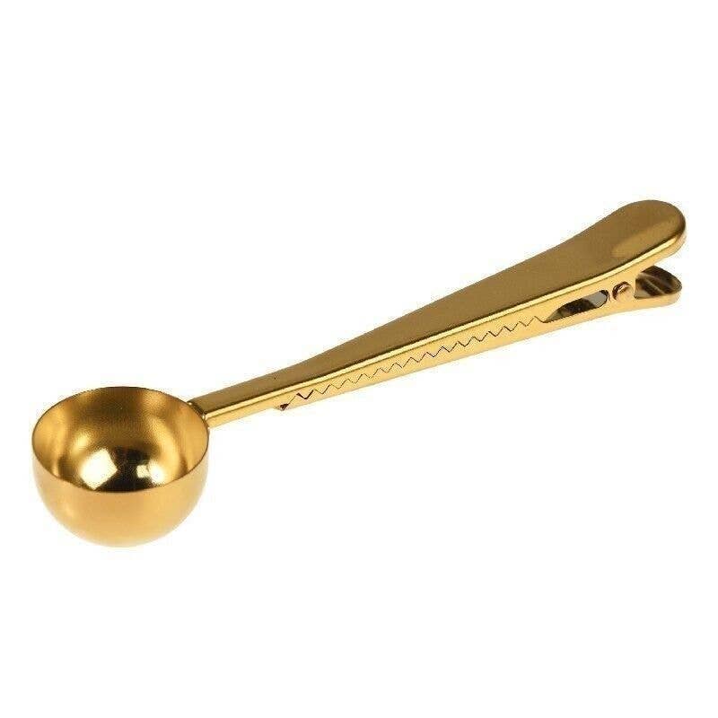 Coffee scoop with clip