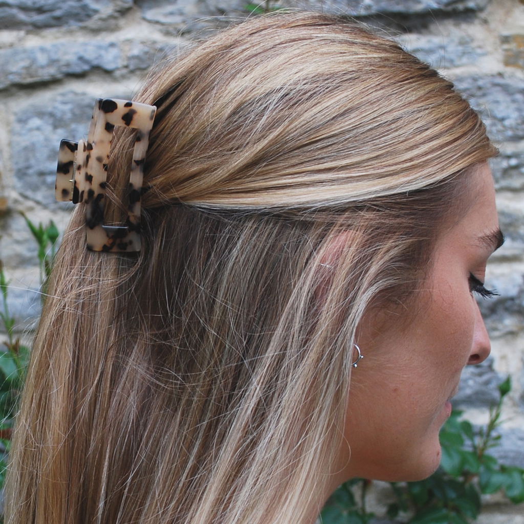 Resin Claw Hair Clip in Light Tortoiseshell