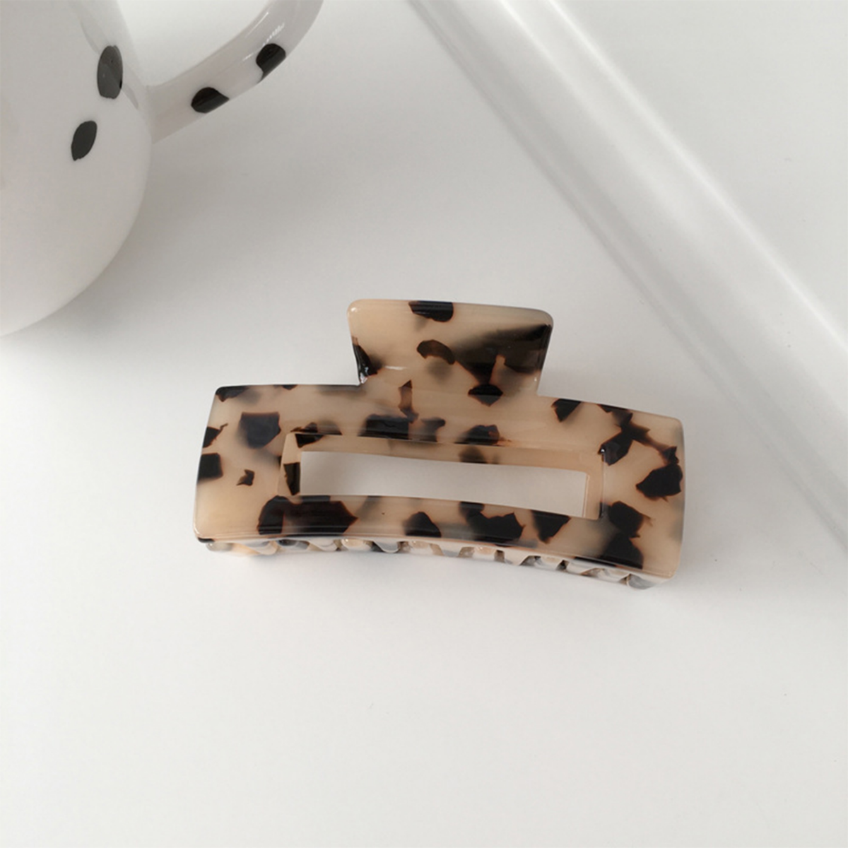 Resin Claw Hair Clip in Light Tortoiseshell